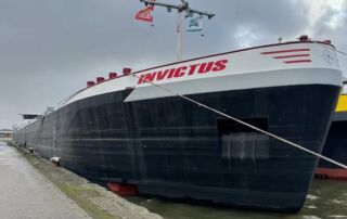 MS Invictus aan de kade