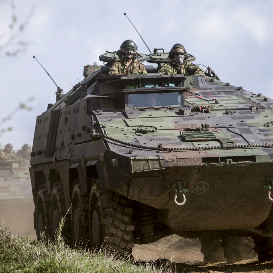 micfil-banner-defensie-vierkant Militair voertuig in het terrein