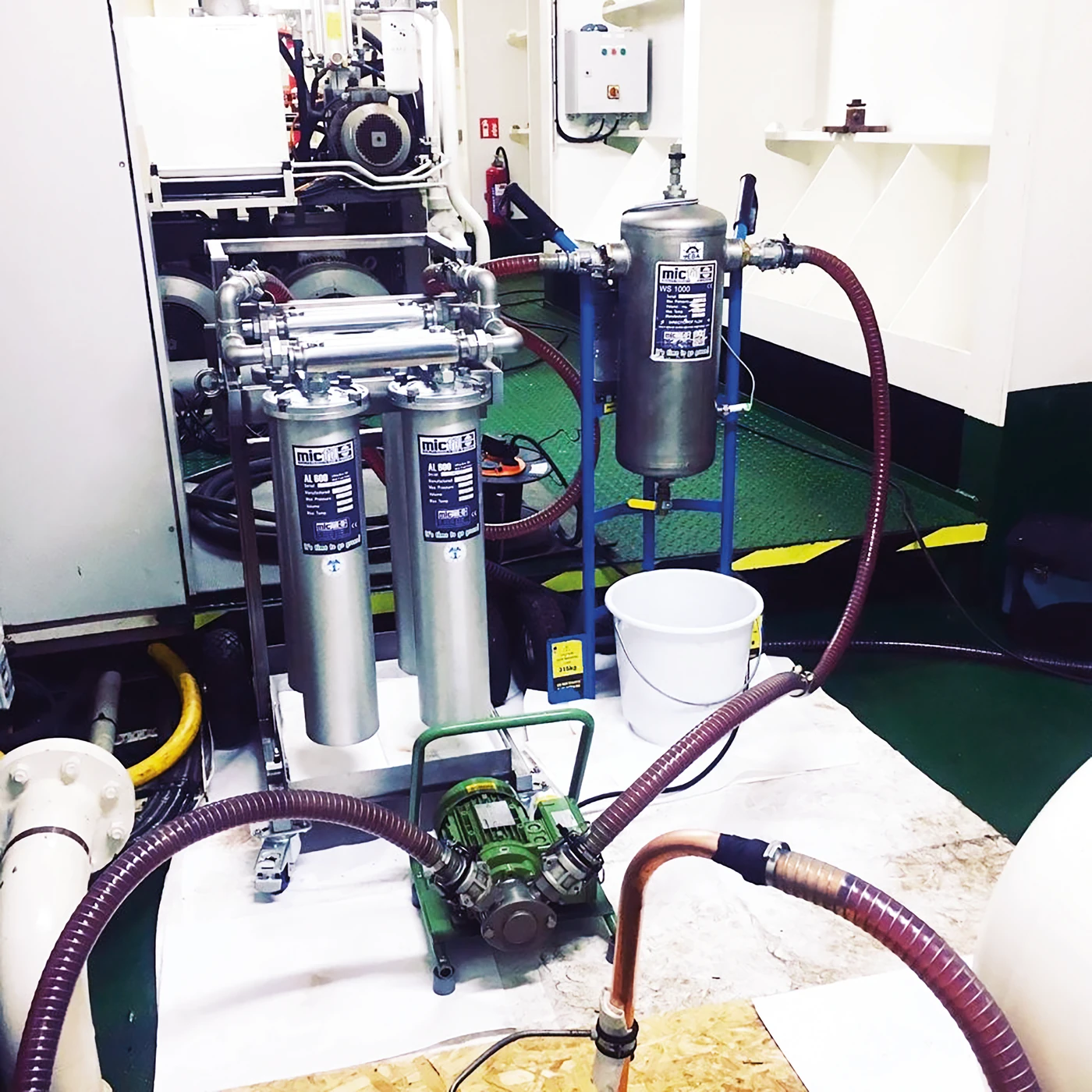 micfil-banner-mobiele-filtratie-vierkant Micfil-filtratieopstelling met pomp en slangen op locatie