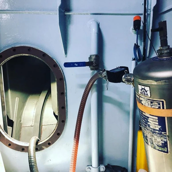 micfil-banner-tankreiniging-vierkant Tankopening met aangesloten filtratie- en reinigingsslangen