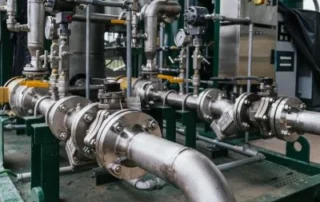 Slijpmachine in een industriële productieomgeving